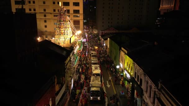 Thaipusam Straßenfest Abend Stadt Rückwärtsdrohne Fliegen Hochwertiges Filmmaterial — Stockvideo