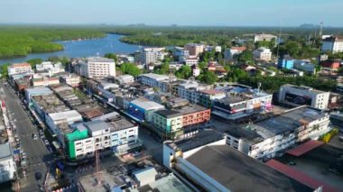 Panorama insansız hava aracı arka planda tropikal manzaralı sakin bir Tayland tapınağı üzerinde çekim yapıyor.