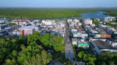 Arka planda tropikal manzarası olan sakin bir Tayland tapınağının üzerine İHA saldırısı.