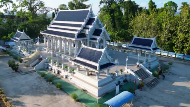 Treppiede Statico Aleggiante Drone Sparato Tempio Thai Sereno Con Paesaggio — Video Stock