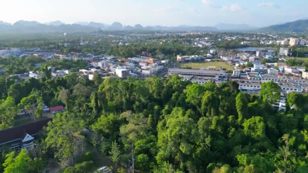 Arka Planda Tropikal Manzarası Olan Sakin Bir Tayland Tapınağının Üzerinde — Stok video