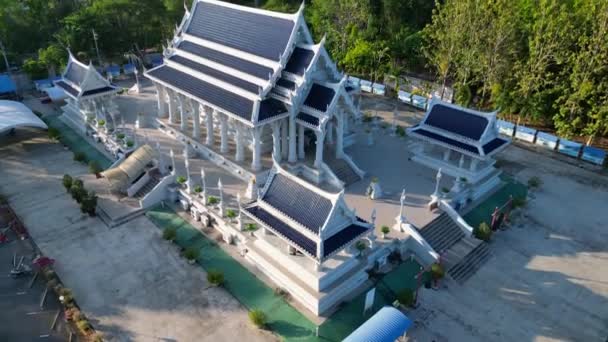 Drone Ascendente Disparado Sobre Templo Tailandês Sereno Com Paisagem Tropical — Vídeo de Stock
