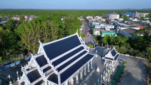 Dron Ascendente Disparado Sobre Templo Tailandés Sereno Con Paisaje Tropical — Vídeo de stock