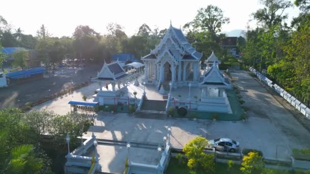 Vlieg Omgekeerde Drone Schot Een Serene Thai Tempel Met Tropisch — Stockvideo