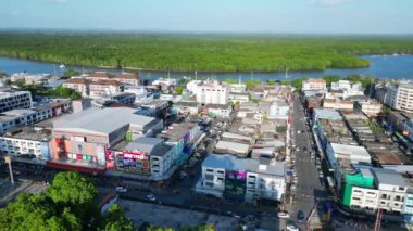 Panorama insansız hava aracı arka planda tropikal manzaralı sakin bir Tayland tapınağı üzerinde çekim yapıyor.