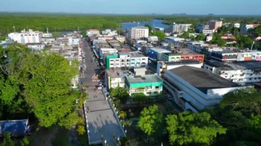 Arka planda tropik manzarası olan sakin bir Tayland tapınağının üzerinden ters uçan drone görüntüsü.
