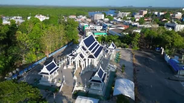Drone Filmado Cima Filmado Sobre Templo Tailandês Sereno Com Paisagem — Vídeo de Stock