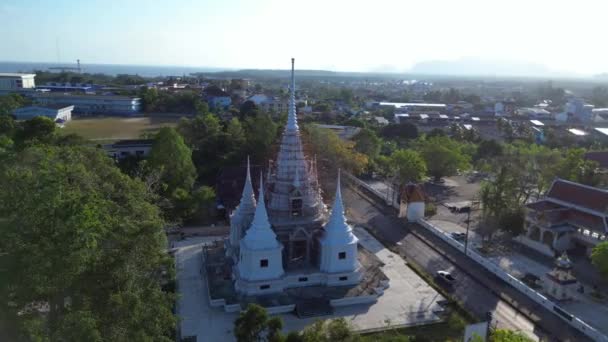 全景轨道无人驾驶飞机拍摄了一个以热带风景为背景的宁静泰寺 — 图库视频影像