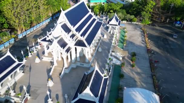 Flyga Omvänd Drönare Skott Över Lugn Thai Tempel Med Tropiskt — Stockvideo