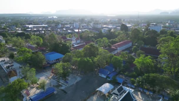 Panorama Översikt Drönare Skott Över Lugn Thai Tempel Med Tropiskt — Stockvideo