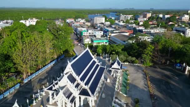 Sobrevuelo Sobrevuelo Drone Disparo Sobre Templo Tailandés Sereno Con Paisaje — Vídeo de stock