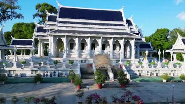 Cirkel Drone Beelden Geschoten Een Serene Thaise Tempel Met Tropisch — Stockvideo
