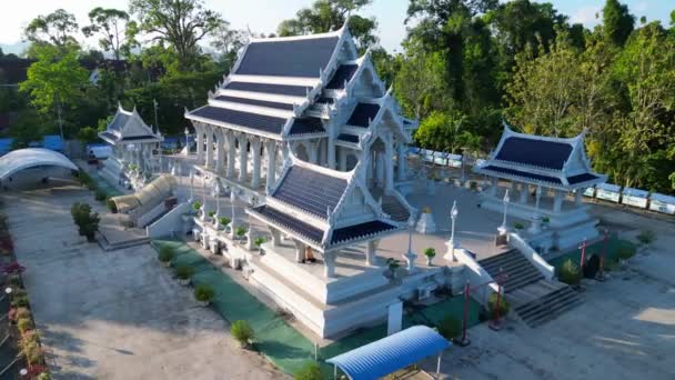 Panorama Órbita Drone Tiro Sobre Templo Tailandês Sereno Com Paisagem — Vídeo de Stock
