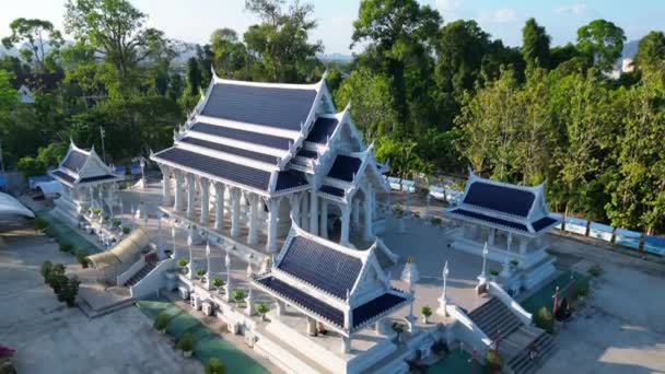 Stijgende Drone Schot Een Serene Thai Tempel Met Tropisch Landschap — Stockvideo