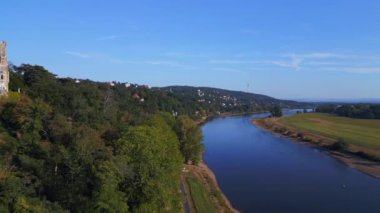 İHA saldırısı, sakin bir nehrin yakınındaki lüks bir yolcu gemisinin geçtiği büyük bir kaleyi ele geçirdi.