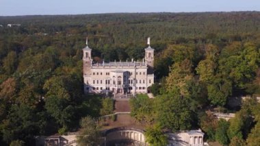 Yukarıdan çekilen İHA görüntüleri sakin bir nehrin yakınındaki büyük şatoyu yakalıyor.