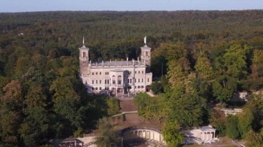 Panorama insansız hava aracı görüntüsü sakin bir nehrin yakınında büyük bir kale yakalıyor.