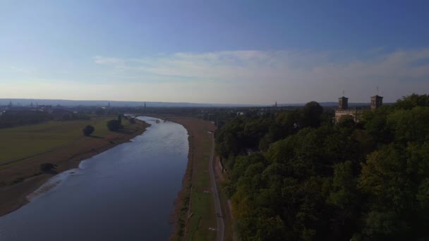 Wznoszący Się Strzał Drona Rejestruje Wielki Zamek Pobliżu Spokojnej Rzeki — Wideo stockowe