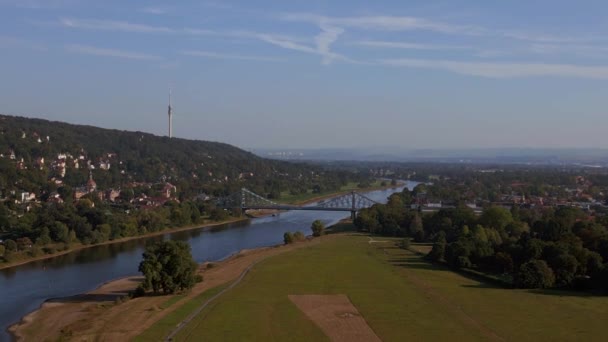 Aufsteigender Drohnenschuss Fängt Ein Großes Schloss Der Nähe Eines Ruhigen — Stockvideo