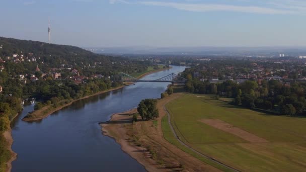 Tembakan Drone Menangkap Sebuah Kastil Besar Dekat Sungai Yang Tenang — Stok Video