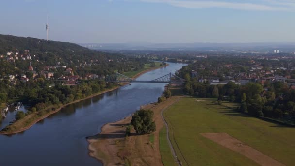 Vista Panorámica Drone Shot Captura Gran Castillo Cerca Río Tranquilo — Vídeos de Stock