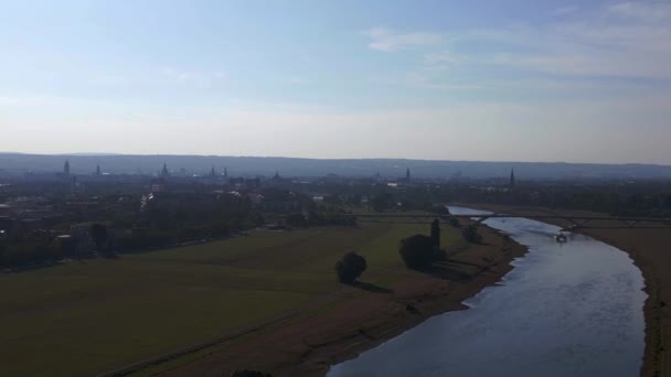 Panorama Widok Drona Strzał Rejestruje Wielki Zamek Pobliżu Spokojnej Rzeki — Wideo stockowe