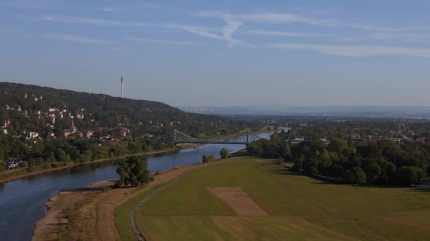 Strzał Drona Rejestruje Wielki Zamek Pobliżu Spokojnej Rzeki Luksusowym Statkiem — Wideo stockowe
