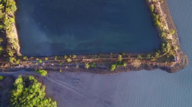 İnsansız hava aracı, Tranquil 'in yukarısından ve sakin sularla alacakaranlıkta görkemli bir deniz manzarasından görüntüler çekti. Uzak adalar. Ve akşam ışığı okyanusun üzerine huzur saçar.. 