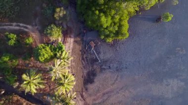 Hız rampası Hiperlapse hareket hızı, zaman aşımı sükunet ve sakin sularla birlikte alacakaranlıktaki görkemli deniz manzarası. Uzak adalar. Ve akşam ışığı okyanusun üzerine huzur saçar..