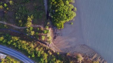 İnsansız hava aracı, Tranquil 'in yukarısından ve sakin sularla alacakaranlıkta görkemli bir deniz manzarasından görüntüler çekti. Uzak adalar. Ve akşam ışığı okyanusun üzerine huzur saçar..