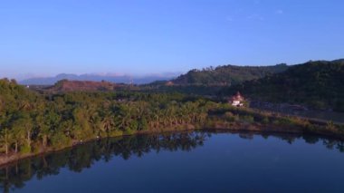 Dron Tranquil yükseliyor ve sakin sularla alacakaranlıkta görkemli bir deniz manzarası var. Uzak adalar. Ve akşam ışığı okyanusun üzerine huzur saçar..