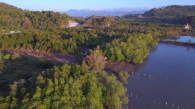 Geniş yörüngeli insansız hava aracı Tranquil ve sakin sularla alacakaranlıkta görkemli bir deniz manzarası. Uzak adalar. Ve akşam ışığı okyanusun üzerine huzur saçar.. 