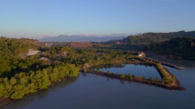 Panorama yörüngesi insansız hava aracı Tranquil ve sakin sularla alacakaranlıkta görkemli bir deniz manzarası. Uzak adalar. Ve akşam ışığı okyanusun üzerine huzur saçar..