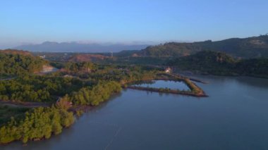 Panorama insansız hava aracı Tranquil ve sakin sularla alacakaranlıkta görkemli bir deniz manzarası. Uzak adalar. Ve akşam ışığı okyanusun üzerine huzur saçar..