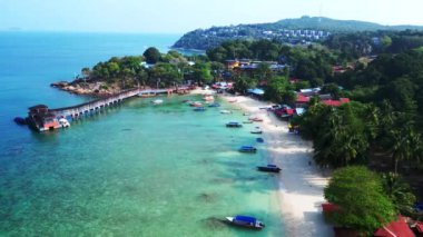 Yeşillik yemyeşil tropik plajlar. Hız rampası hiperlapse hareket hızı zaman aşımı. Palmiye ağaçları ve kristal berrak sularla kaplı sakin bir tropikal plajın insansız hava aracı görüntüsü.