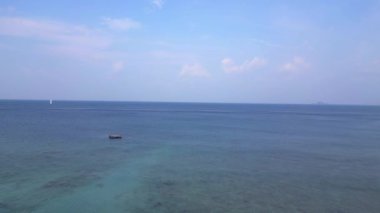 Yeşillik yemyeşil tropik plajlar. Hız rampası hiperlapse hareket hızı zaman aşımı. Palmiye ağaçları ve kristal berrak sularla kaplı sakin bir tropikal plajın insansız hava aracı görüntüsü.