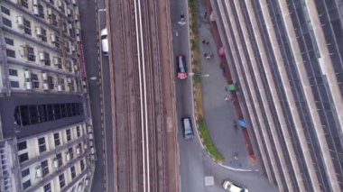 Kuala Lumpur Malezya şehir manzarası tren ve gökdelenlerle. Hız rampası hiperlapse hareket hızı zaman aşımı. Yüksek binaların arasında trenin olduğu hareketli bir şehir manzarası