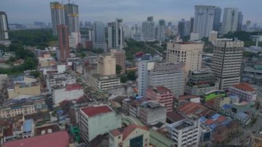 Kuala Lumpur Malezya şehir manzarası tren ve gökdelenlerle. Sağ İHA 'ya dön. Yüksek binaların arasında trenin olduğu hareketli bir şehir manzarası