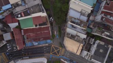 Kuala Lumpur Malezya şehir manzarası tren ve gökdelenlerle. dikey kuşların görüş dronu. Yüksek binaların arasında trenin olduğu hareketli bir şehir manzarası