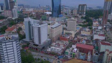 Kuala Lumpur Malezya şehir manzarası tren ve gökdelenlerle. İHA 'yı yukarı kaldır. Yüksek binaların arasında trenin olduğu hareketli bir şehir manzarası