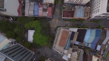 Kuala Lumpur Malezya şehir manzarası tren ve gökdelenlerle. dikey kuşların görüş dronu. Yüksek binaların arasında trenin olduğu hareketli bir şehir manzarası