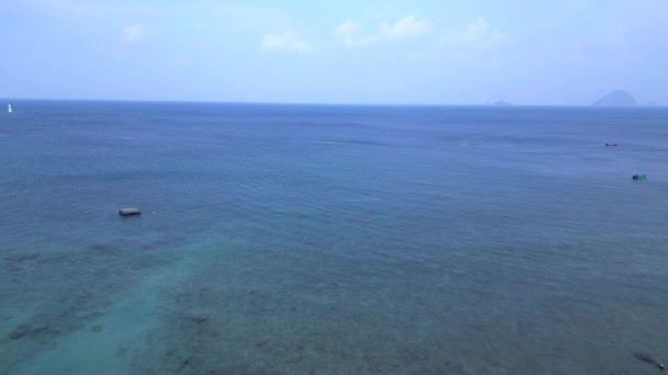 緑豊かな熱帯ビーチ 速度ランプ ハイパーラプス モーションラプス タイムラプス パームツリーとクリスタルクリアウォーターが並ぶ穏やかな熱帯ビーチのドローンショット — ストック動画