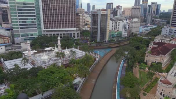 Panorama Insansız Hava Aracıyla Yaşam Nehri Şehir Manzarasına Tarihi Işaretlerle — Stok video
