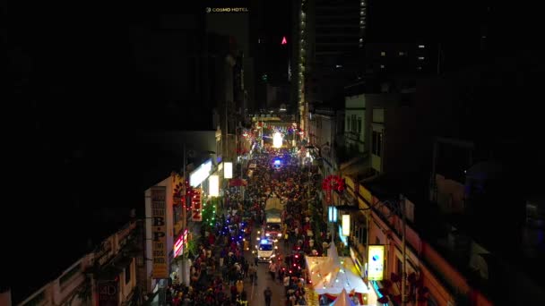 Przelot Nad Dronem Rozbijając Nocny Rynek Środowisku Miejskim Tłumy Ludzi — Wideo stockowe