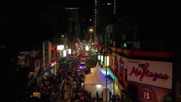 Dolly Opustila Drone Bustling Noční Trh Městském Prostředí Davy Lidí — Stock video
