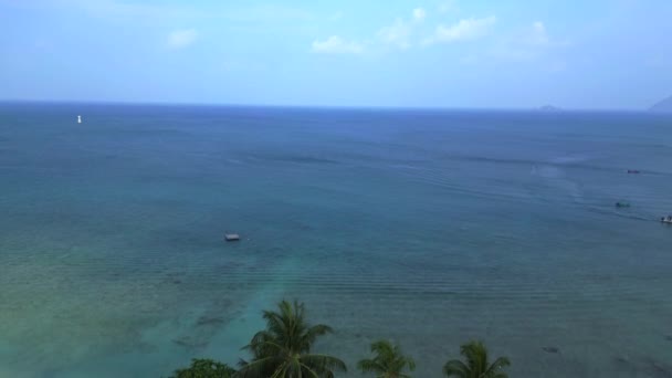 Tropikalna Plaża Bujną Zielenią Zstępujący Dron Zdjęcia Dronów Spokojnej Tropikalnej — Wideo stockowe