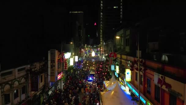 Stijgende Drone Bruisende Nachtmarkt Stedelijke Omgeving Drukte Van Mensen Winkelen — Stockvideo