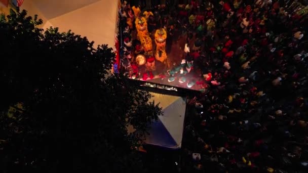 Kantel Drone Bruisende Nachtmarkt Stedelijke Omgeving Drukte Van Mensen Winkelen — Stockvideo