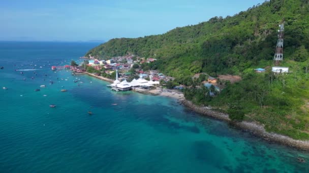 Pemandangan Udara Desa Pesisir Dan Masjid Terapung Rotasi Kanan Drone — Stok Video