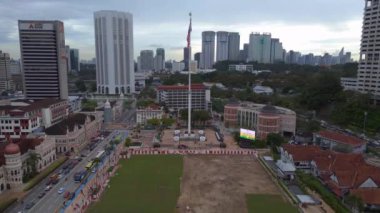 Dataran Merdeka, Royal Selangor Kulübü 'nün hızlandırılmış hız rampası Kuala lumpurs modern Skyline' a karşı ikonik Sultan Abdul samad binasının görüntüsünü yükseltti